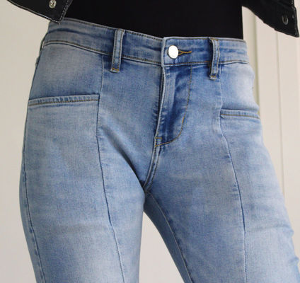 339 g/m², 2 % hochelastischer Denim-Stoff mit Slub, dunkelblau, 160 cm Gesamtbreite